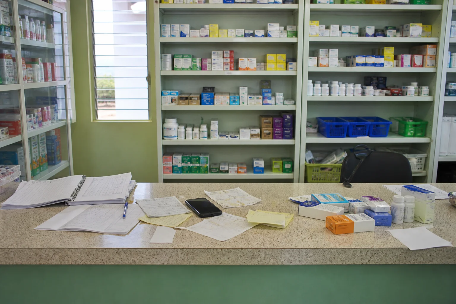 La farmacia independiente antes de organizar su mostrador y exhibición de productos